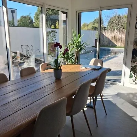 Contemporaine Avec Piscine Chauffee A *