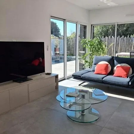 Contemporaine Avec Piscine Chauffée à