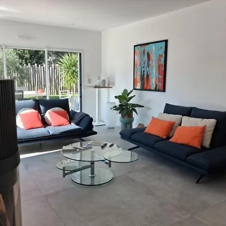 Contemporaine Avec Piscine Chauffee A فيلة