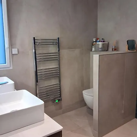 Contemporaine Avec Piscine Chauffee A *
