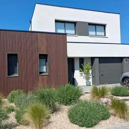 Contemporaine Avec Piscine Chauffee A فيلة