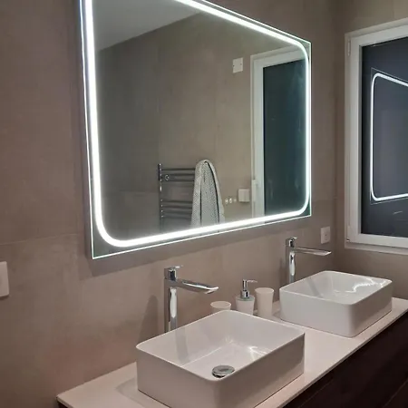 Contemporaine Avec Piscine Chauffee A فيلة *